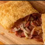 Pastel de Calabresa com Queijo.