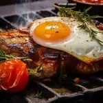BISTECA SUÍNA GRELHADA A CAVALO