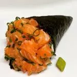 Temaki de salmão cru com cebolinha