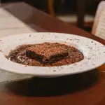 Brownie com calda quente
