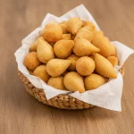 50 salgadinhos variados + molho