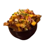 Papas con cheddar, panceta y verdeo