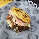 AREPA DE CARNE DESMECHADA