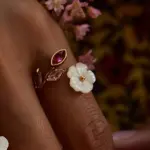 Anillo flor con piedra rosa