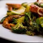 Tallarín con langostino y verduras