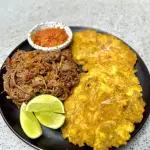 Patacones con carne desmechada
