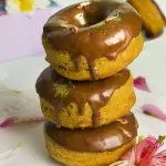 Donas rellenas de frutos rojos