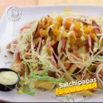 Salchipapa hawaiana