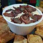 Caldo de batata com bacon e queijo