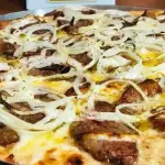 PIZZA DE PICANHA COM CREAN CHEESE
