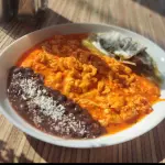 Huevos con salsa verde o roja