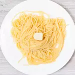 ESPAGUETI A LA MANTEQUILLA