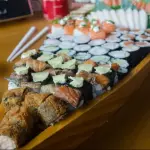 Monte ao seu gosto de sushi