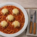 MACARRÃO COM ALMÔNDEGAS E QUEIJO