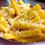 Polenta frita com queijo