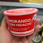 potinho de morango com pedaço