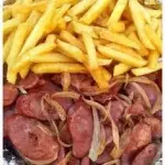 Batata com calabresa acebolada