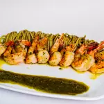 CAMARÃO ROSA COM SPAGUETTI AO PESTO