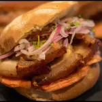 Pan con chicharron a la leña