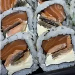 Uramaki salmão/skin