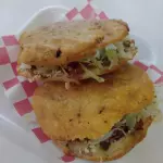 Requesón con chicharrón prensado