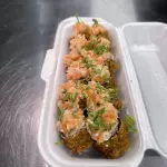 HOT ROLL TRUFADO DE SALMÃO CRU