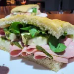 Sándwich de mortadela tapara