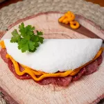 Tapioca de calabresa com cheddar