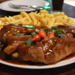 Costelinha ao barbecue com fritas