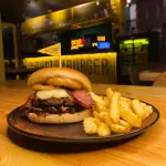 BURGER SUPREME  Y PAPAS