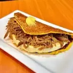 Cachapa carne mechada