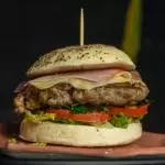PORKER BURGER, PAPAS Y BEBIDA