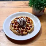 WAFFLE DE PANDEBONO CON HELADO