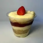 BOLO NO POTE NIDO COM MORANGO