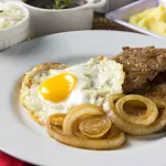 Bife Acebolado com Ovo