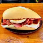 Pão com mortad, queijo, ovo e bacon