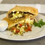 Pastel de carne ovo tomate