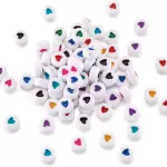 Cuenta blanca con corazón multicolor