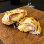 Empanada de Jamón y Queso