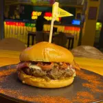 BURGER SMOKED Y PAPAS