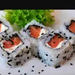 URAMAKI SALMÃO CREAMCHEESE
