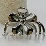 Pinza en forma de flor plateado