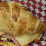 Croissant jamón y queso