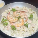 FETTUCCINI AO MOLHO DE CAMARÃO