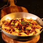 PAPA FRITA CON CHEDDAR Y BACON