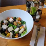 ENSALADA DE LA CASA CON QUESO ASADO