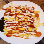 Salchipapa (papás locas)