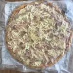 Pizza peito de peru com alho poró