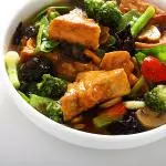 Taufu frito con verduras