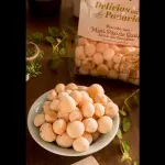 Biscoito tipo mini pão de queijo